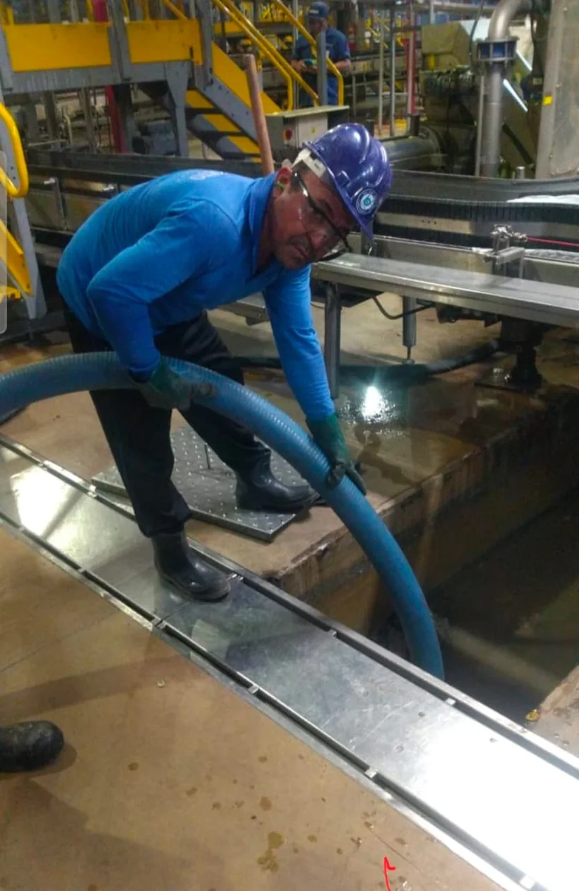 Técnico da Big Jatto com EPI realizando sucção em ambiente industrial