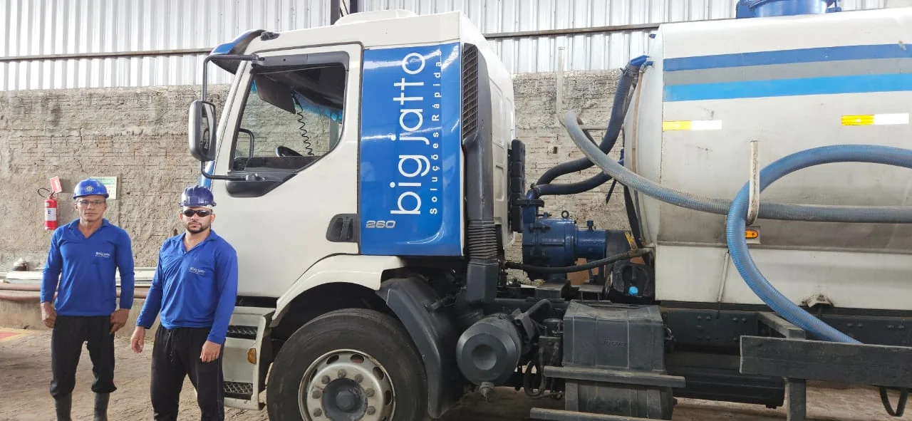 Equipe e caminhão auto-vácuo da Big Jatto em Teresina-PI